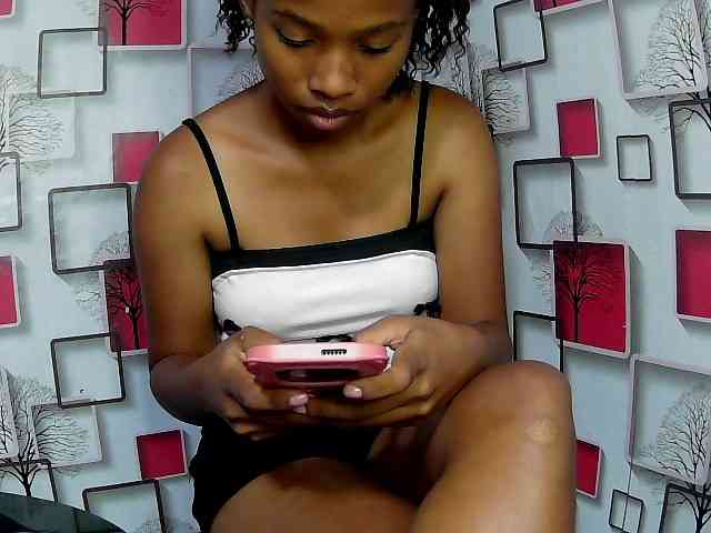 Larah00 webcam