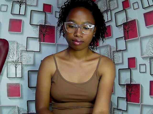 Larah00 webcam