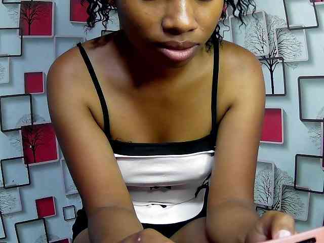 Larah00 webcam