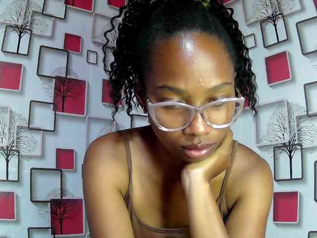 Larah00 webcam