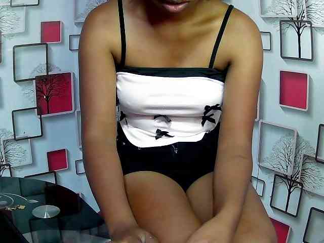 Larah00 webcam