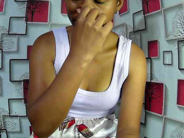 Larah00 webcam