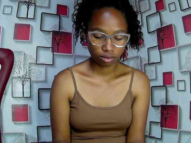 Larah00 webcam
