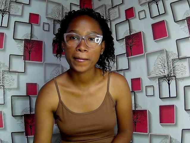 Larah00 webcam