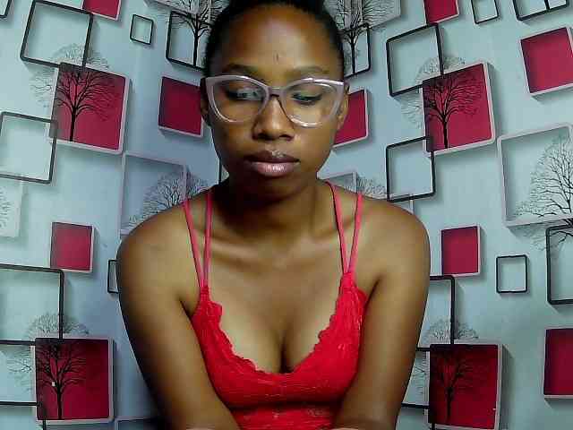 Larah00 webcam
