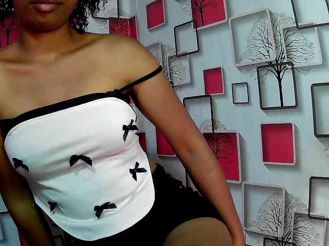 Larah00 webcam