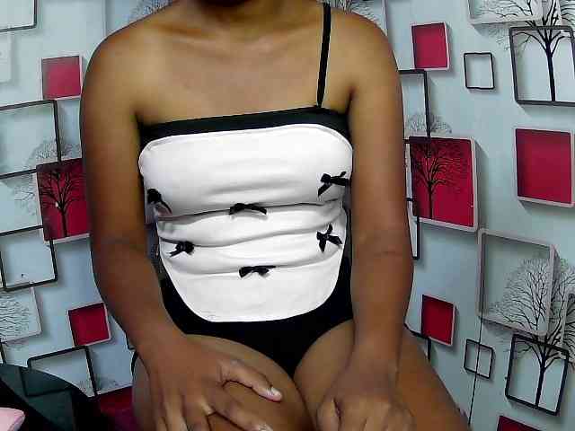 Larah00 webcam