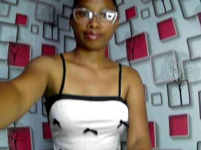 Larah00 webcam