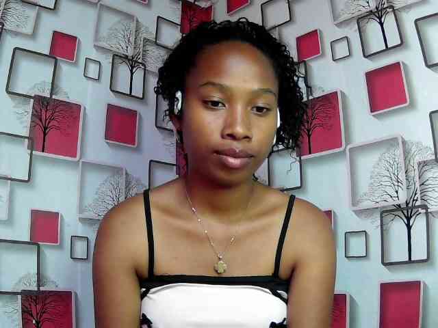 Larah00 webcam