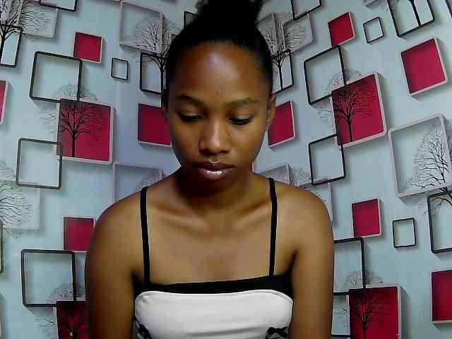 Larah00 webcam