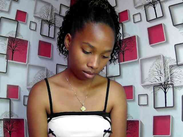 Larah00 webcam