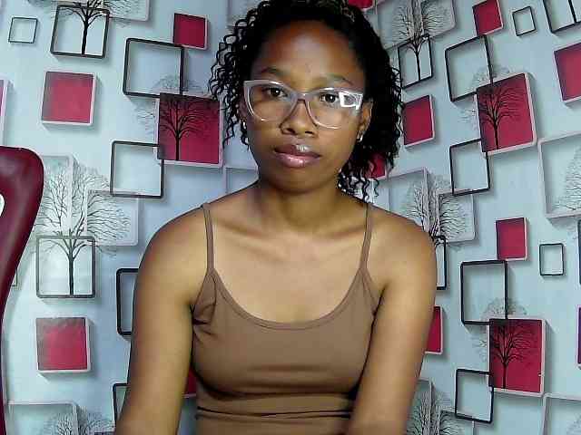 Larah00 webcam