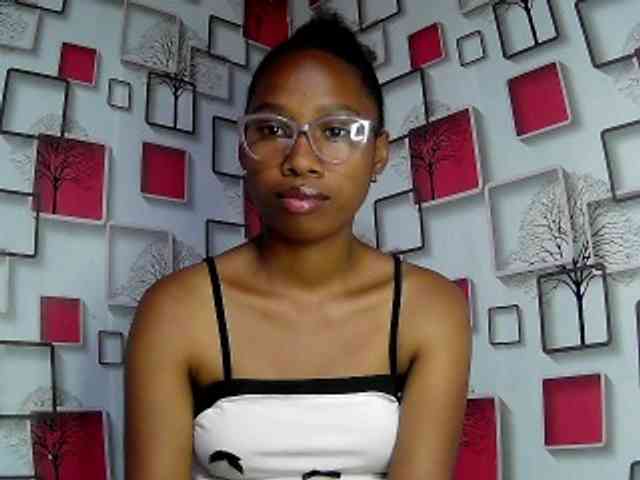 Larah00 Live Webcam on BongaCams