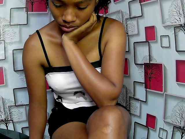 Larah00 webcam