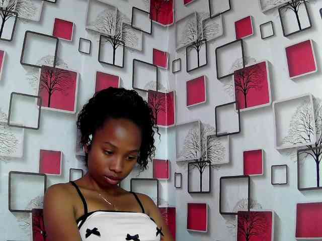 Larah00 webcam