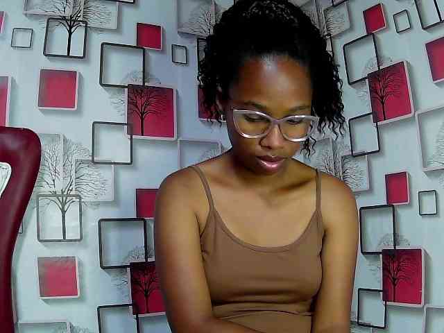 Larah00 webcam