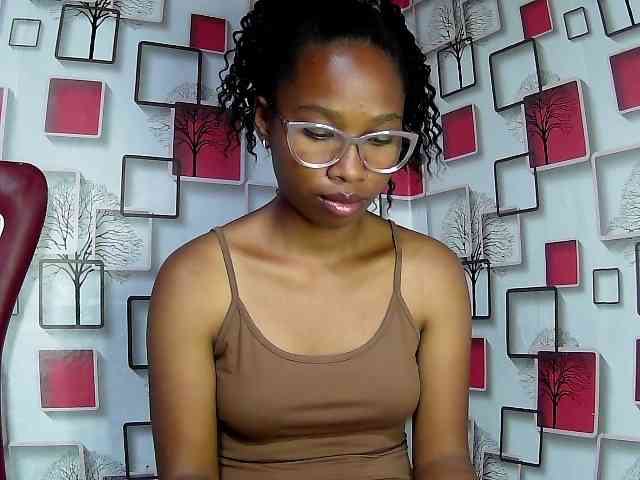 Larah00 webcam