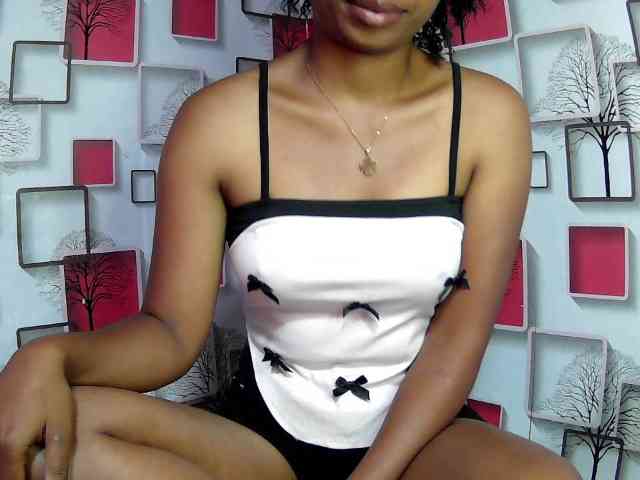 Larah00 webcam