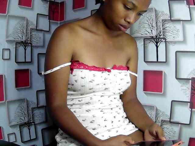 Larah00 webcam