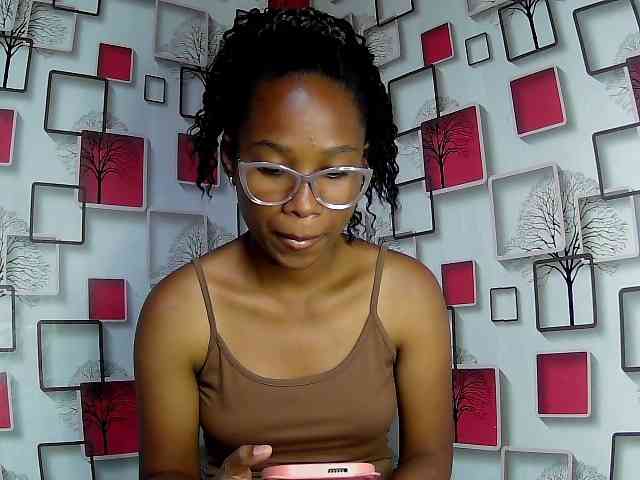 Larah00 webcam
