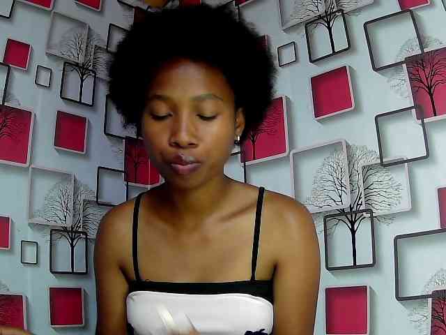 Larah00 webcam