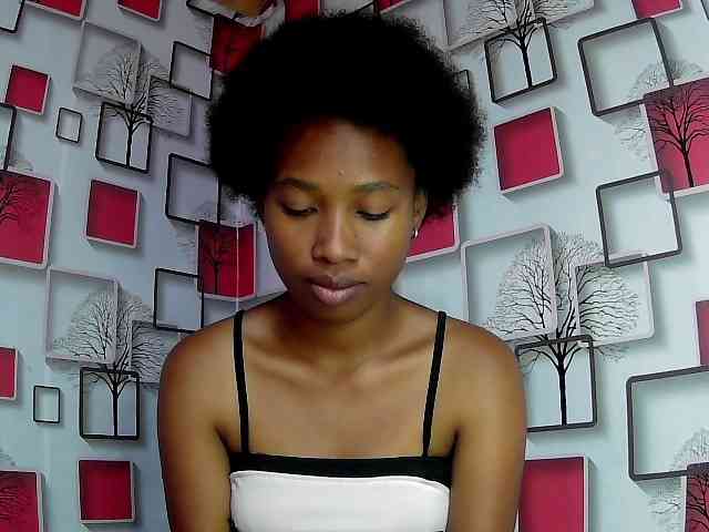 Larah00 webcam