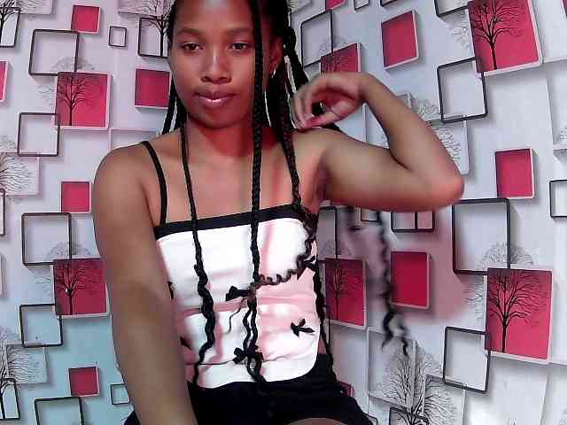 Larah00 webcam