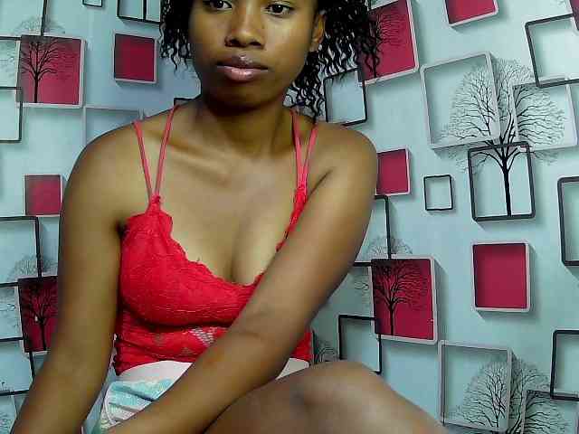 Larah00 webcam