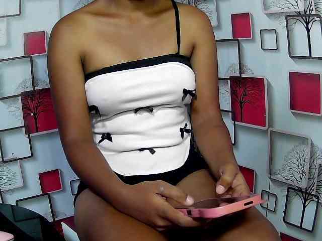 Larah00 webcam
