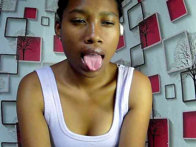 Larah00 webcam