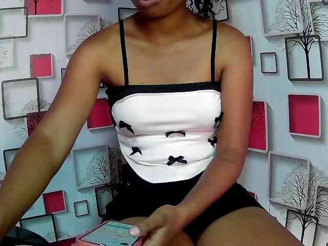 Larah00 webcam