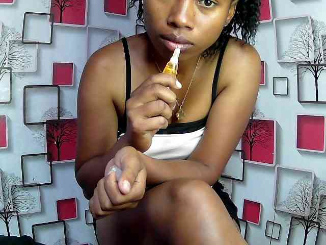 Larah00 webcam