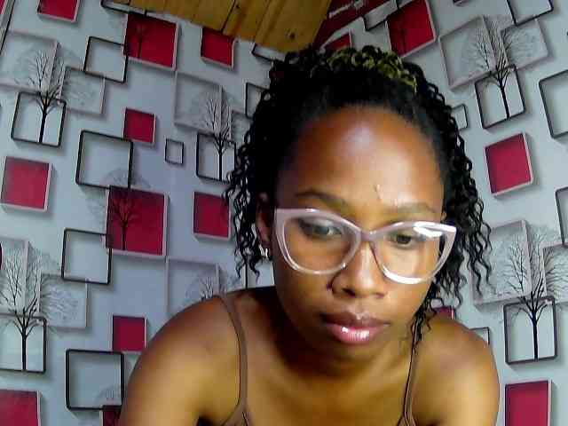 Larah00 webcam