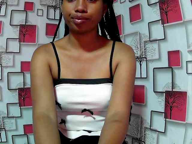 Larah00 webcam