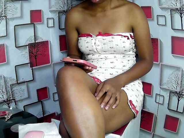 Larah00 webcam