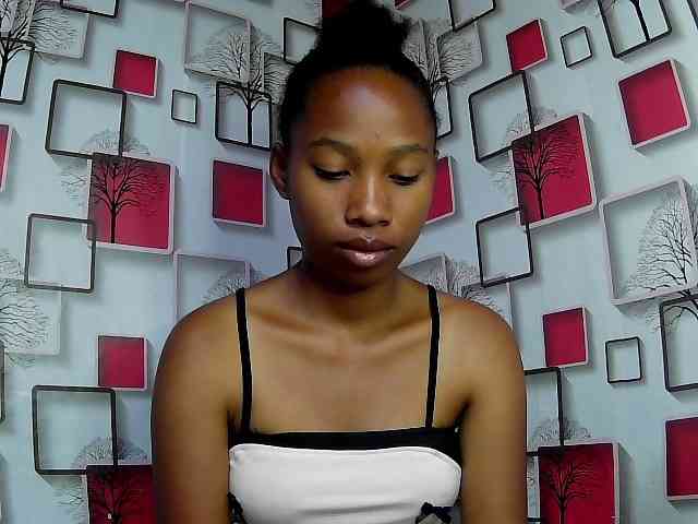 Larah00 webcam