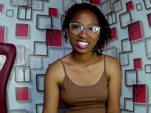 Larah00 webcam