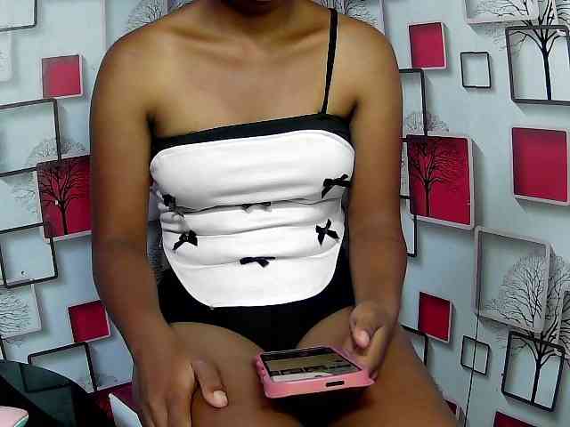 Larah00 webcam