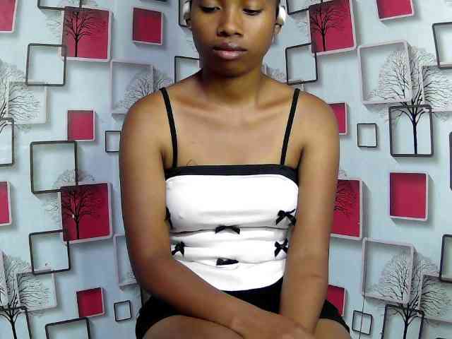 Larah00 webcam