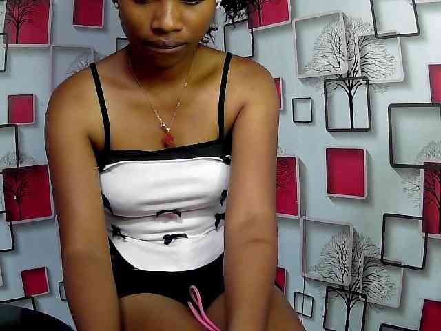 Larah00 webcam