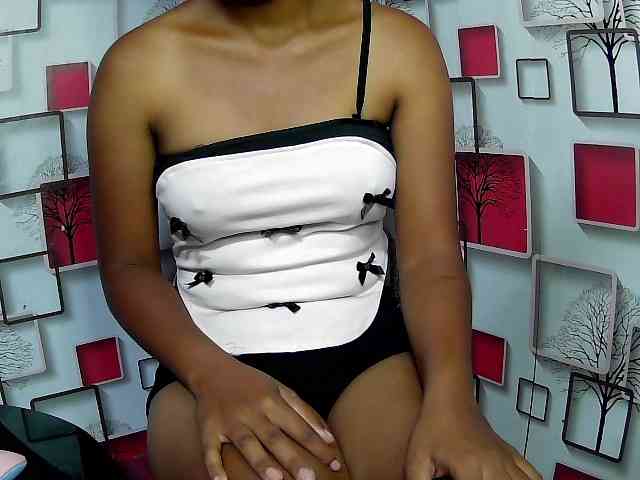 Larah00 webcam