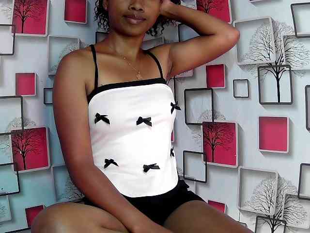 Larah00 webcam