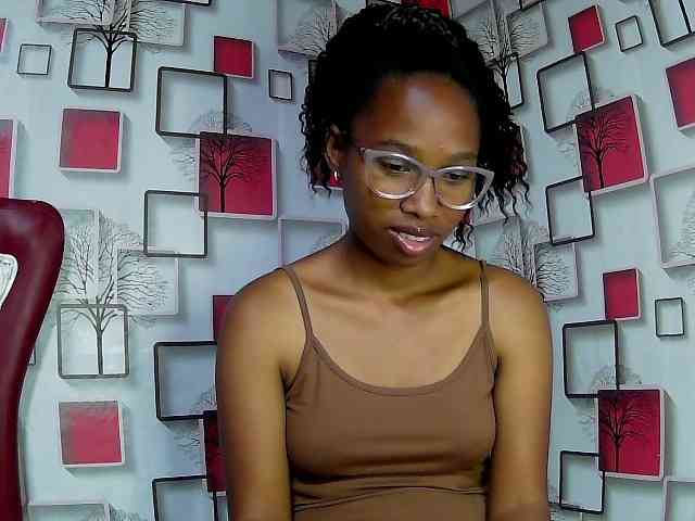 Larah00 webcam