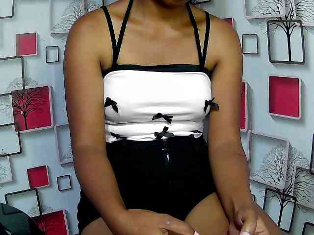 Larah00 webcam