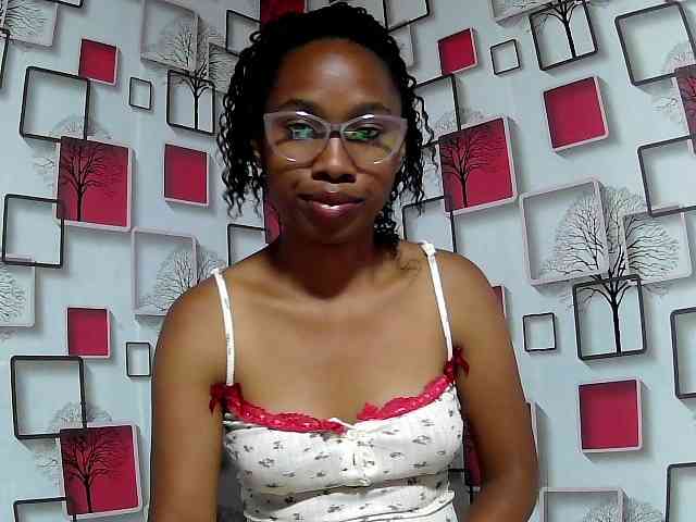 Larah00 webcam