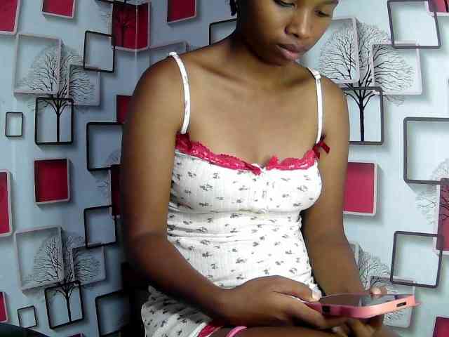 Larah00 webcam