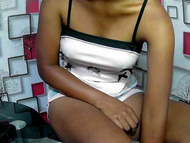 Larah00 webcam