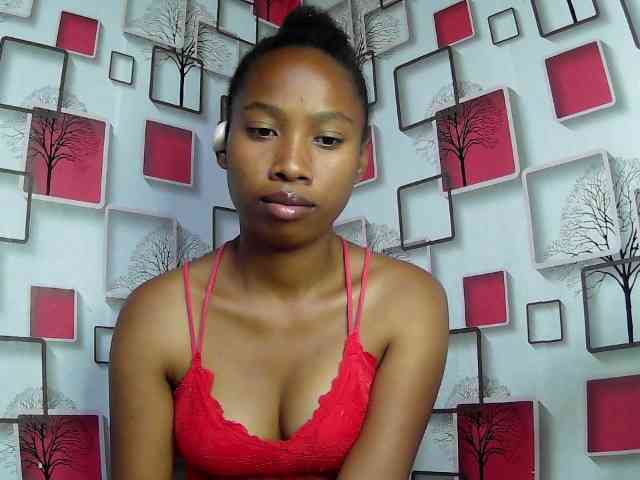 Larah00 webcam