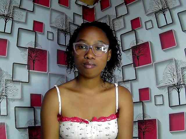 Larah00 webcam