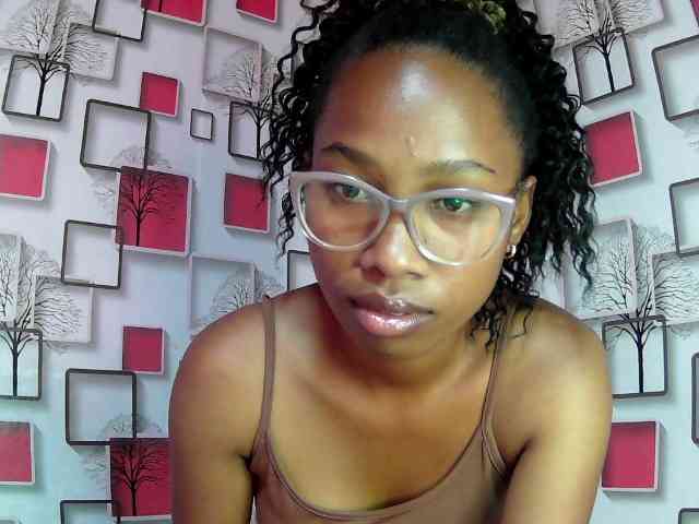 Larah00 webcam